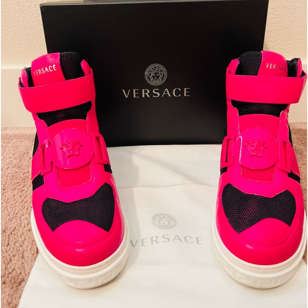 Gently loved. VERSACE high top women’s sneaker. Excellent condition sz 38